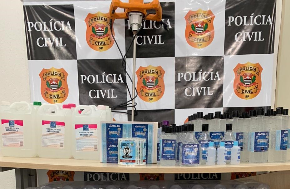 O álcool gel era manipulado de maneira clandestina em uma fábrica que funcionava em um galpão na zona leste da capital