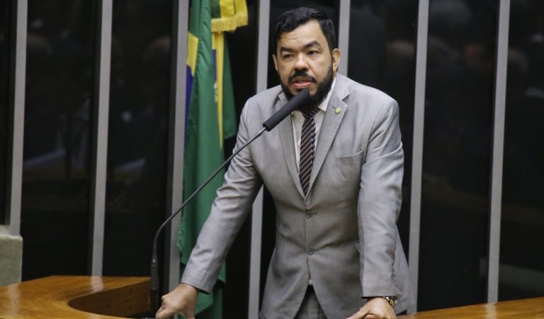 O deputado quer conceder porte de arma para defensores públicos, ampliando o leque de quem pode andar armado no país