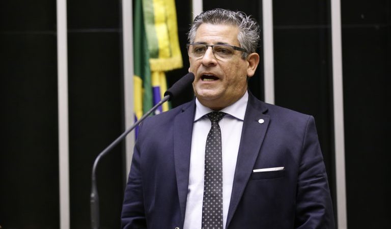 Deputado quer porte de arma para advogados e outras categorias de profissionais com atividades consideradas de risco