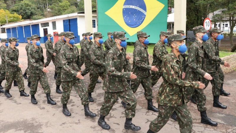 Mais de 1,2 mil vagas estão abertas para brasileiros na Marinha e na Aeronáutica e o Exército vai abrir editais em abril