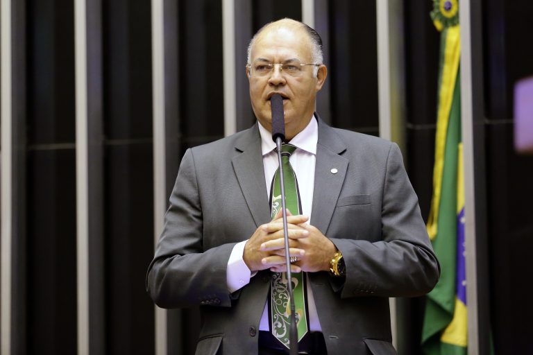 “O cidadão que detém o porte de arma de fogo comprovou as qualificações técnica e psicológica e atendeu aos demais requisitos legais”, afirmou Eurico (Foto Michel Jesus/Câmara dos Deputados)